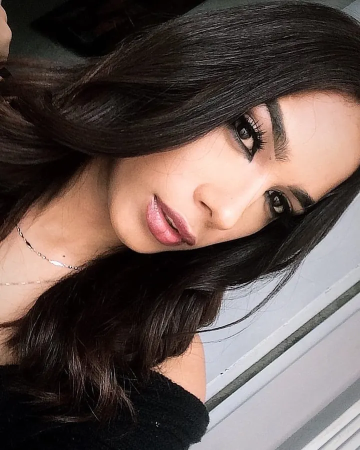 Maya en selfie, maquillage marqué, lèvres roses