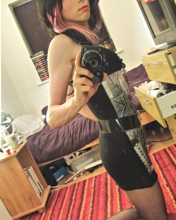 Femme nue avec soutien-gorge noir et bas rayés